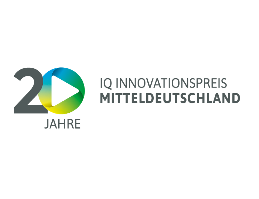 Logo zum 20-jährigen Jubiläum des IQ Innovationspreis Mitteldeutschland mit der Zahl 20, einem farbigen Spiel-Dreieck zwischen der 2 und der 0 sowie dem Schriftzug IQ INNOVATIONSPREIS MITTELDEUTSCHLAND daneben